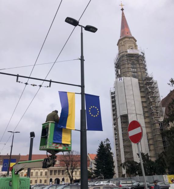 Clujul solidar. Drapelul Ucrainei, amplasat în Piața Unirii din Cluj-Napoca. VIDEO