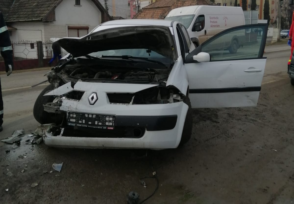 Accident în Turda, între un microbuz și o mașină.