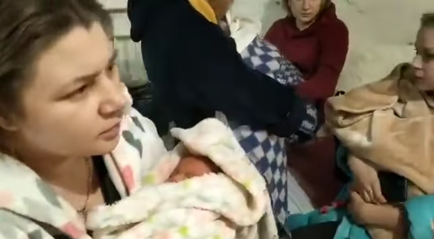 Mame din Ucraina, adăpostindu-se în buncăre cu nou-născuții. Foto: Captură ecran video The New Voice of Ukraine.