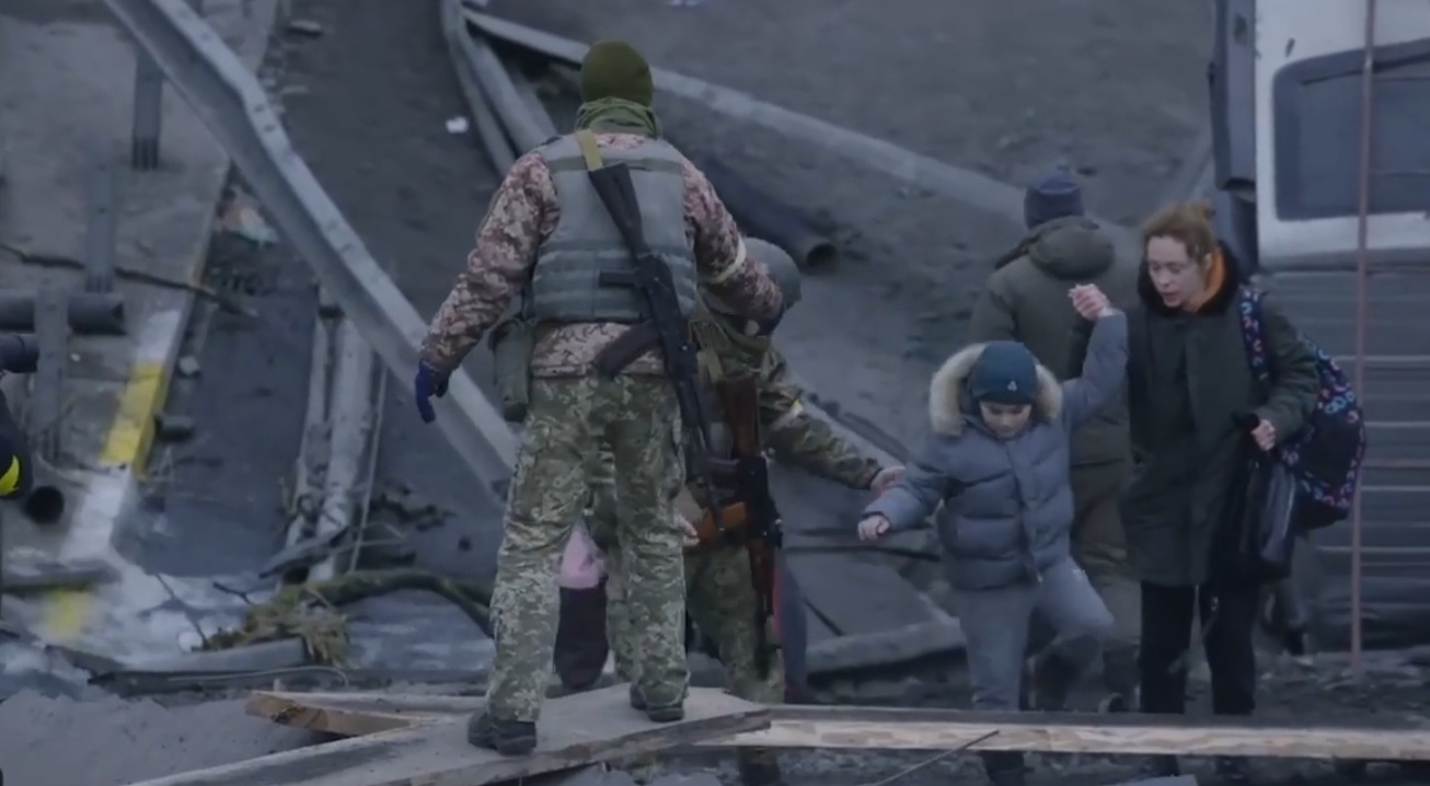 Trei persoane, omorâte în timp ce încercau să fugă. Foto: Captură ecran video The New Voice of Ukraine.