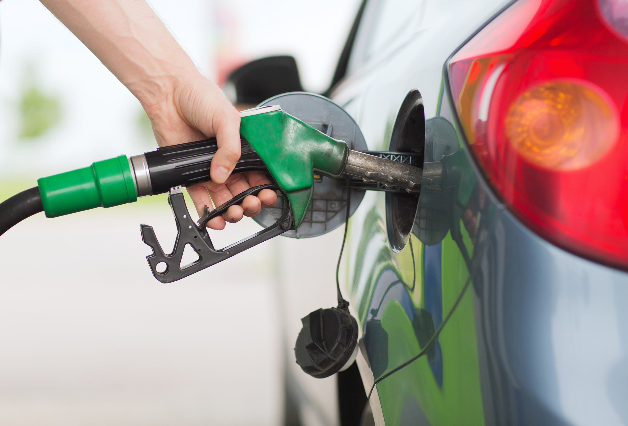 Prețul petrolului a trecut de 139 de dolari, un nou record pentru ultimii ani! Motorina și benzina se îndreaptă spre 8 lei litru