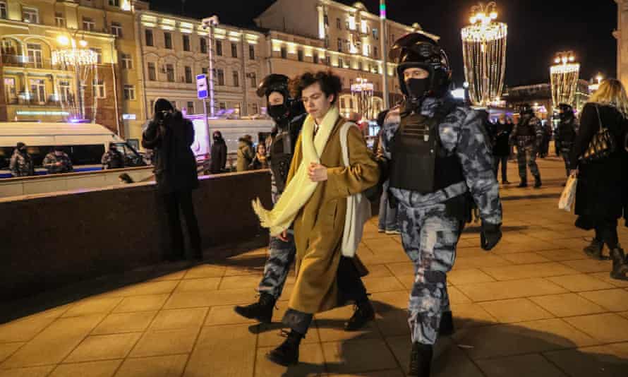 Peste 4.600 de persoane arestate în Rusia, după ce au participat la proteste privind invazia din Ucraina. VIDEO/Sursa foto: The Guardian