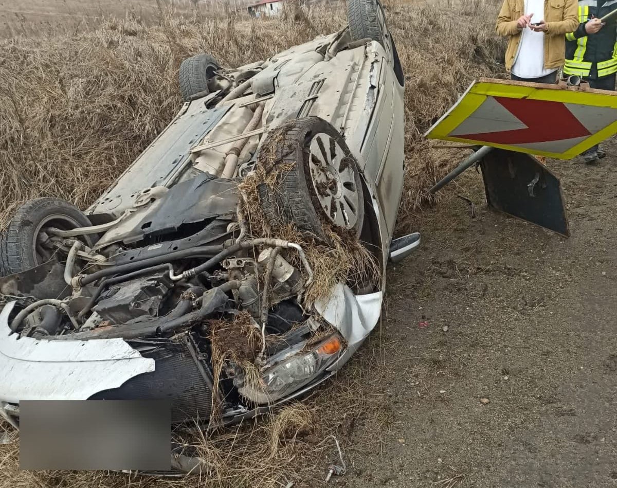 O mașină s-a RĂSTURNAT în apropiere de localitatea Vâlcele, județul Cluj. Șoferul a scăpat ca prin urechile acului. FOTO