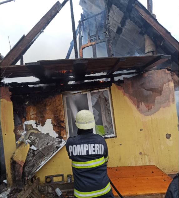 Incendiu la o casă de pe strada Platanilor din Cluj-Napoca