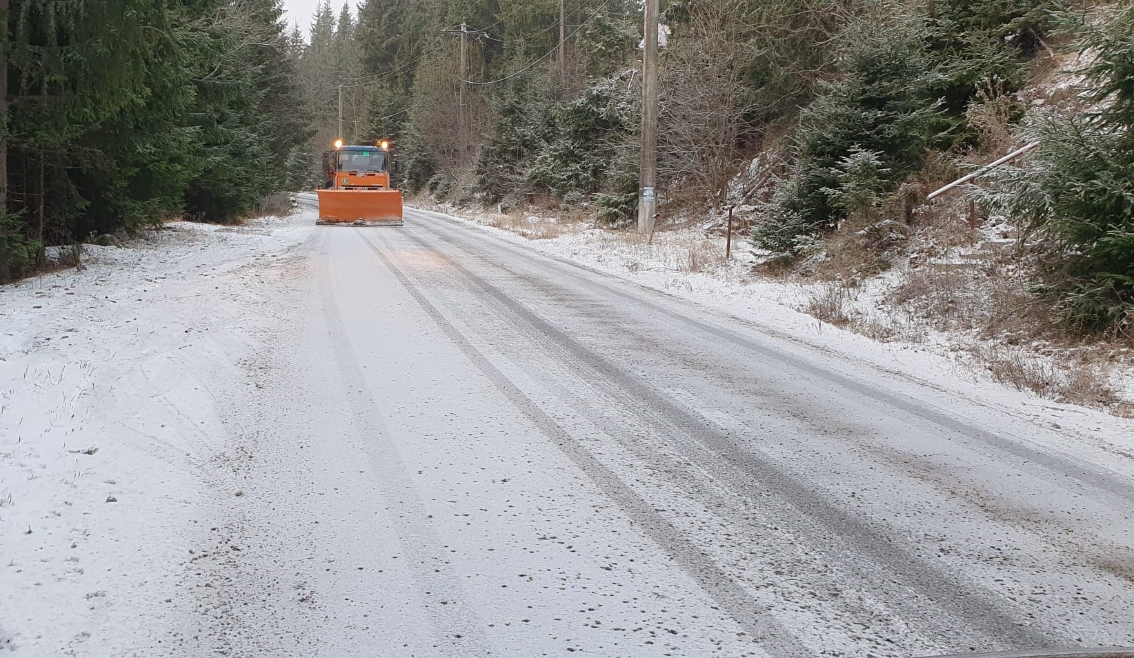 Atenție, șoferi! Mai multe drumuri din Cluj, afectate de zăpadă. Circulația este îngreunată