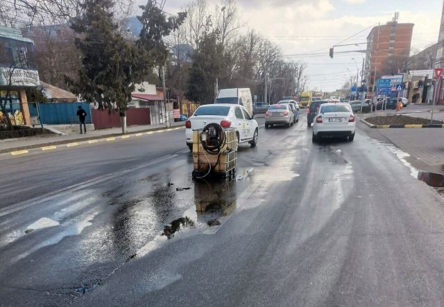 Un român care a cumpărat 1.000 de litri de motorina a răsturant bazinul de plastic la ieșire din benzinărie