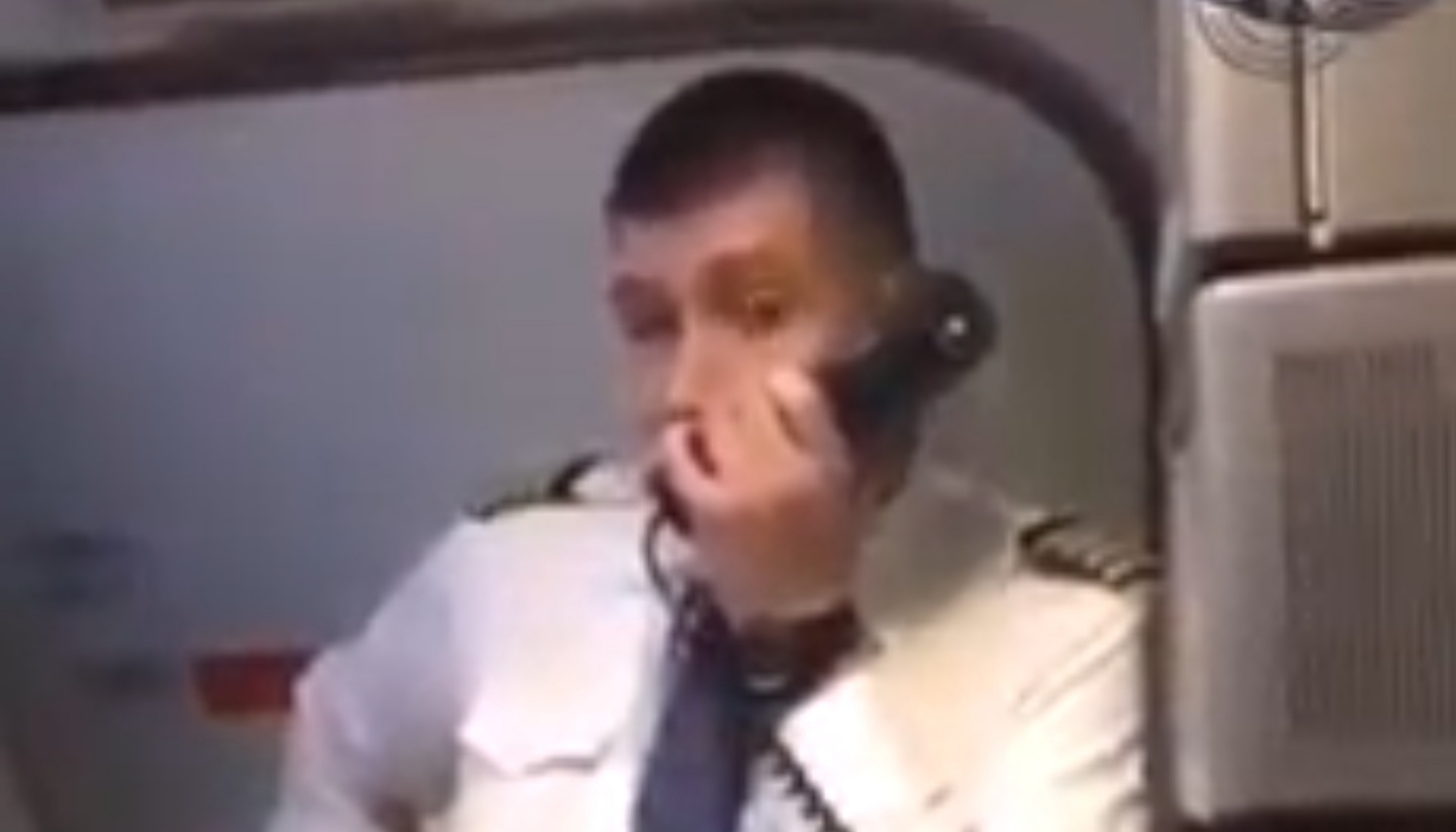 Un pilot din Rusia le-a spus pasagerilor despre războiul din Ucraina. Foto: Captură ecran video.