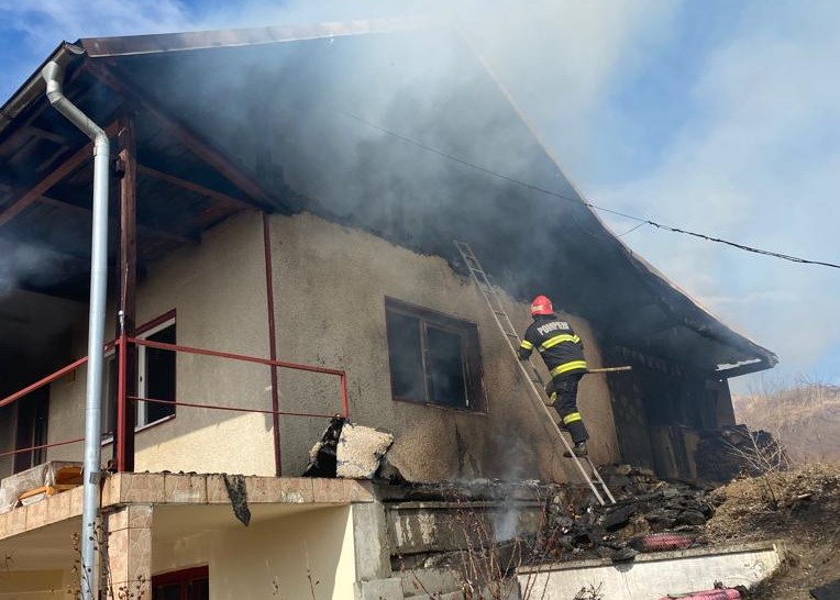 Incendiu la o casă din localitatea Crăești