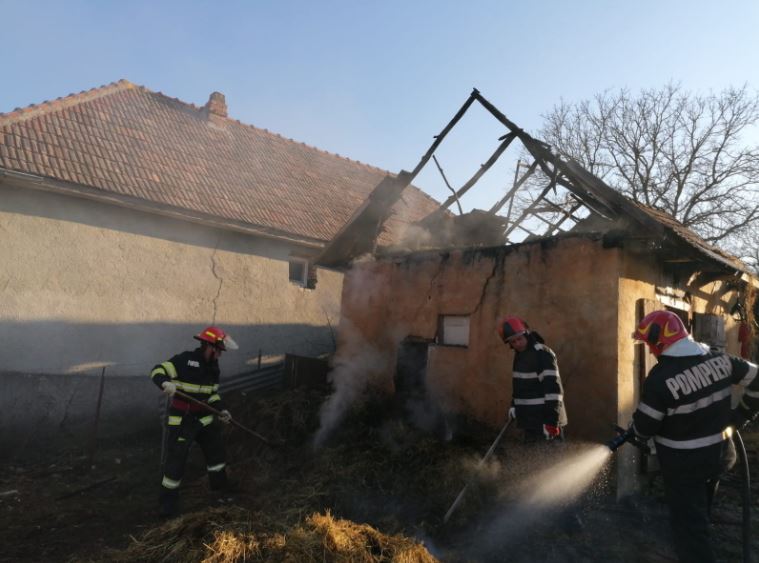 Incendiu la o casă din Aluniș, Cluj! Un bărbat de 33 de ani a suferit arsuri. FOTO