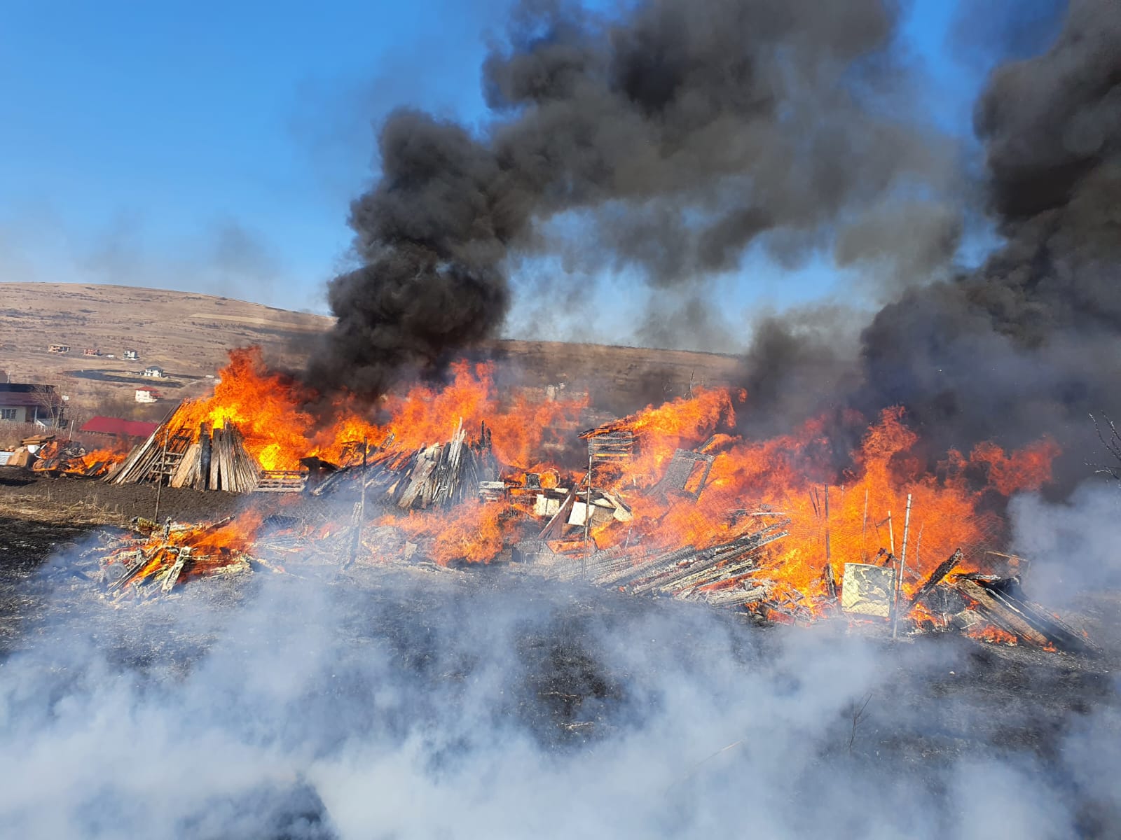 Incendiu PUTERNIC pe Valea Chintăului! Peste 20 de hectare cuprinse de FLĂCĂRI. VIDEO