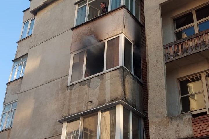 INCENDIU pe strada Iugoslaviei din Cluj-Napoca! Un balcon a fost cuprins de flăcări. O femeie de 70 de ani a ajuns la spital. FOTO