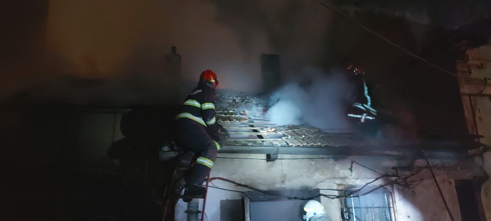 Incendiu la o casă din Cluj-Napoca! Totul ar fi pornit de la o lumânare nesupravegheată. FOTO