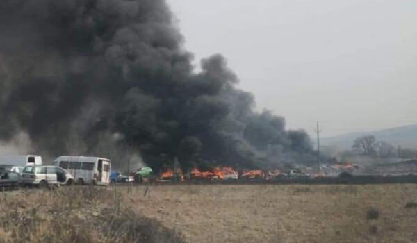 25 de mașini arse, după un incendiu de vegetație, în Mureș. Se poate întâmpla oricând în Cluj, unde sunt zeci de incendii zilnic/ foto: Facebook - Info Trafic Targu Mures