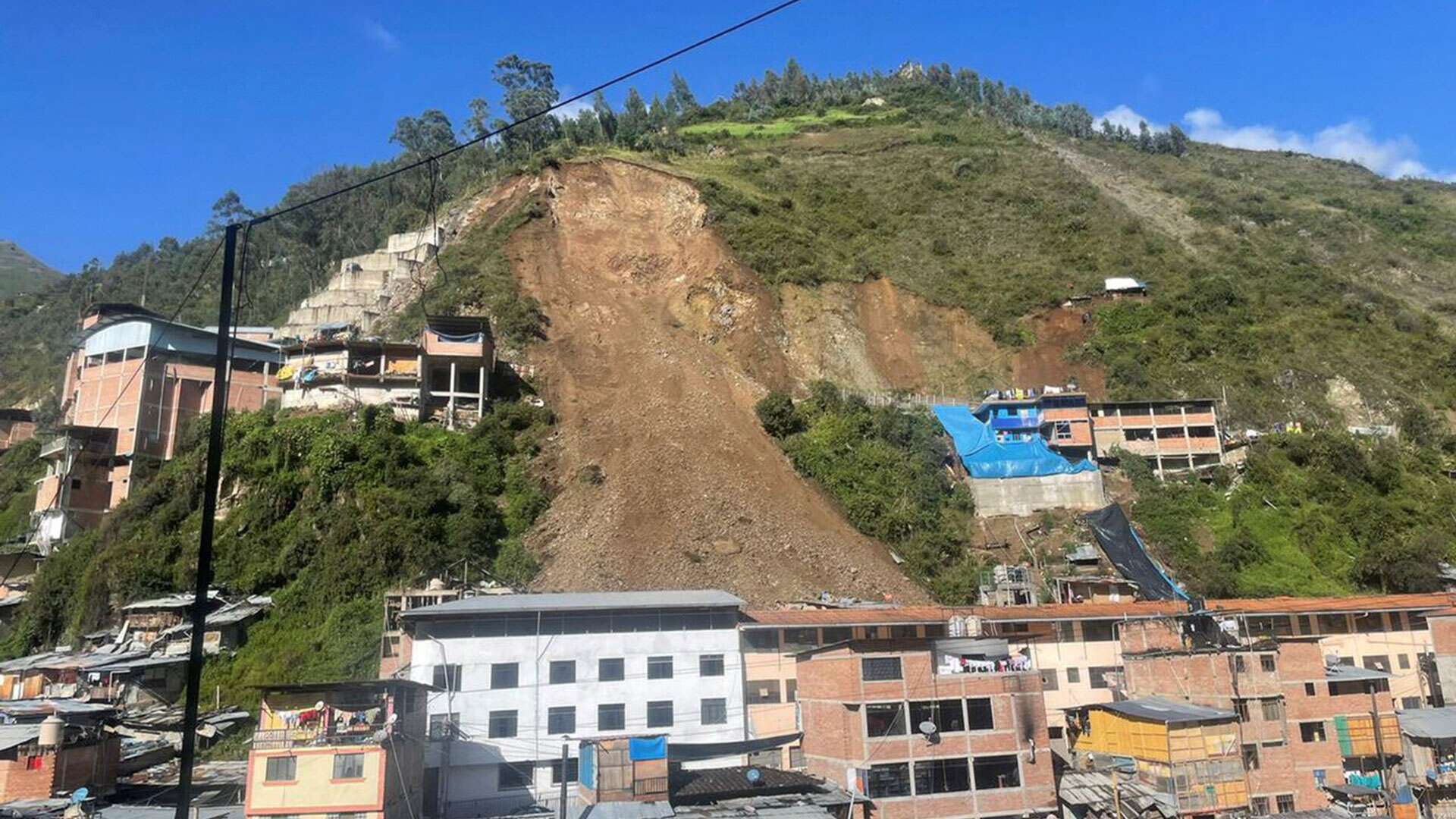 Peste 60 de case, îngropate de o alunecare de teren în Peru. Mai multe persoane sunt dispărute/ foto: usnews.com