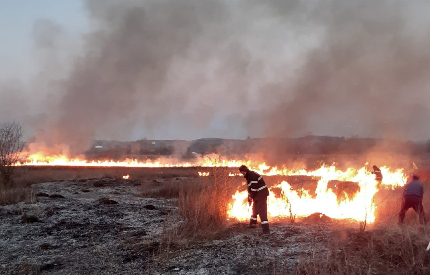 Două amenzi pentru provocarea incendiilor de vegetație uscată. Peste 200 de intervenții de la începutul anului, în Cluj