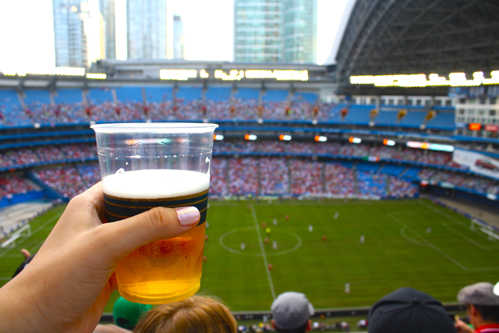 Băuturile alcoolice ar putea fi vândute din nou pe stadioanele din România