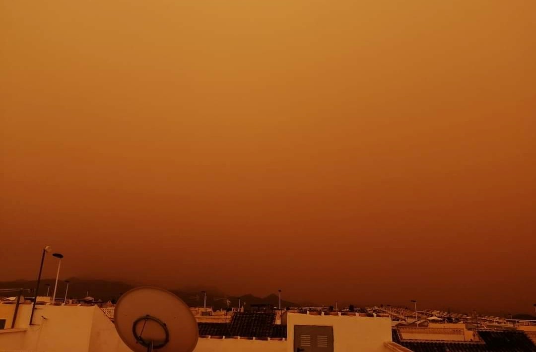 Imagini APOCALIPTICE surprinse pe cerul Spaniei. Un strat de praf portocaliu din Sahara s-a așternut peste mai multe orașe spaniole. FOTO/Sursa foto: Linda Lord-Alicante Weather Alerts-Covering Alicante Province/Facebook
