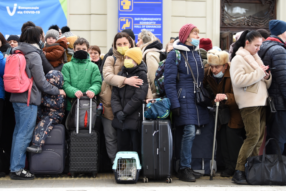 Lviv, Ucraina - 26 februarie 2022. Locuitorii din orașul ucrainean Lviv așteaptă trenul spre Polonia/ sursă foto: depositphotos.com