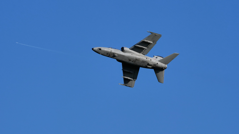 Avion de atac terestru în zbor înarmat pe cerul albastru/ sursă foto: depositphotos.com
