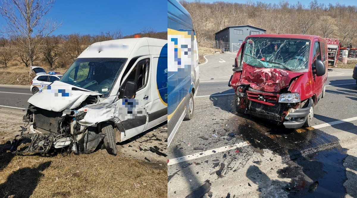 Accident GRAV între un microbuz și o autoutilitară, la ieșirea din Baciu. Două persoane au fost transportate la spital. FOTO/ Sursa foto: IPJ Cluj