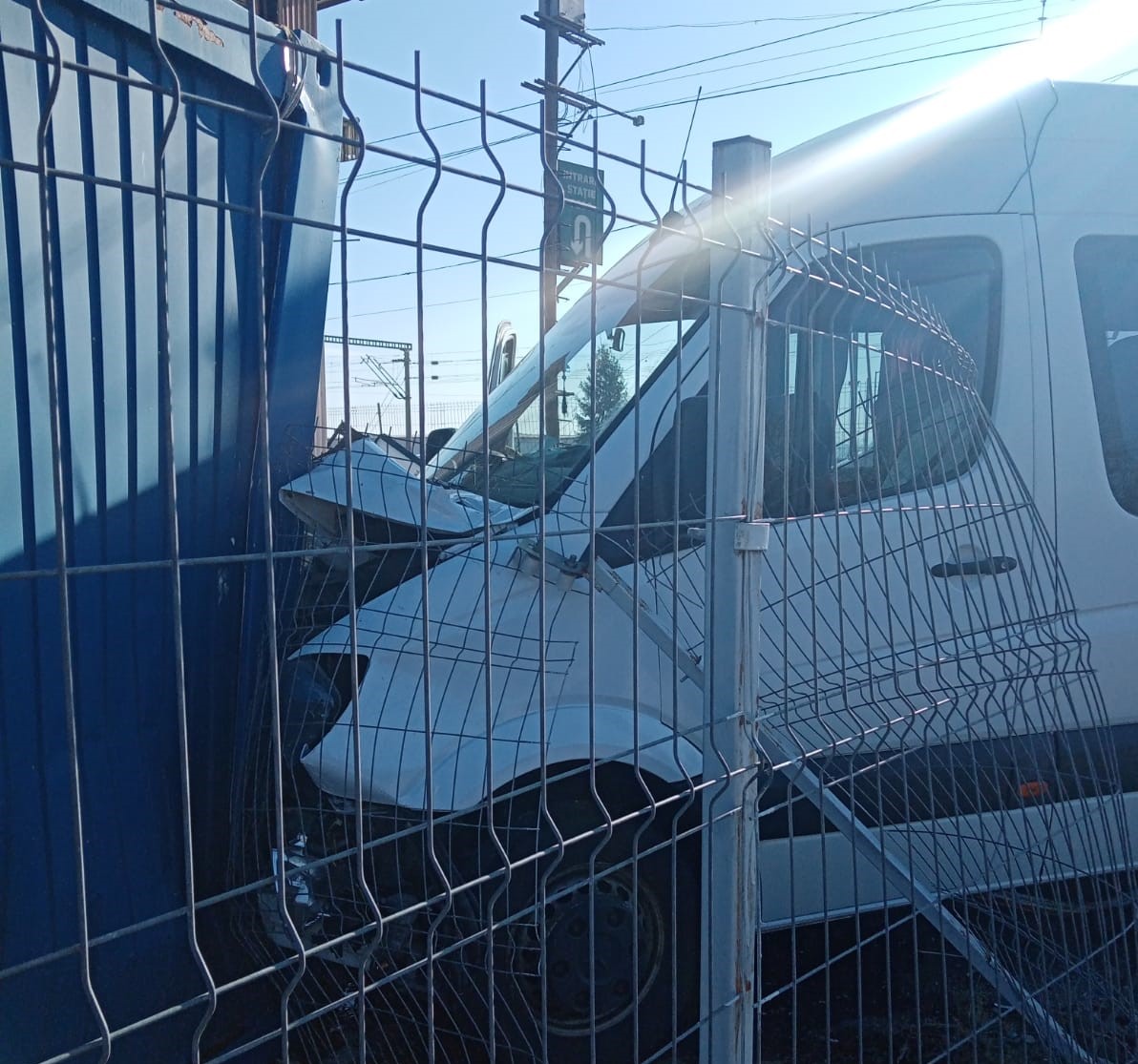 Un microbuz și un autoturism au fost implicate într-un accident în Jucu