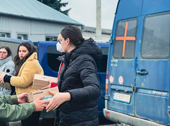Tineri medici români își riscă viețile pentru a duce medicamente bolnavilor din spitalele ucrainene. Ungureanu: „Să ajutăm niște medici tineri minunați”