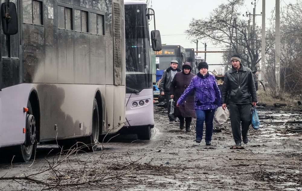 Refugiați ucraineni care părăsesc țara fugind din calea războiului. Foto: depositphotos.com.