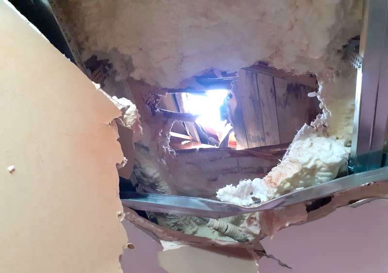 Un bolovan de peste 40 de kilograme, căzut din cer, a distrus acoperișul unei familii din Hunedoara. FOTO/ Sursă foto: ISU Hunedoara