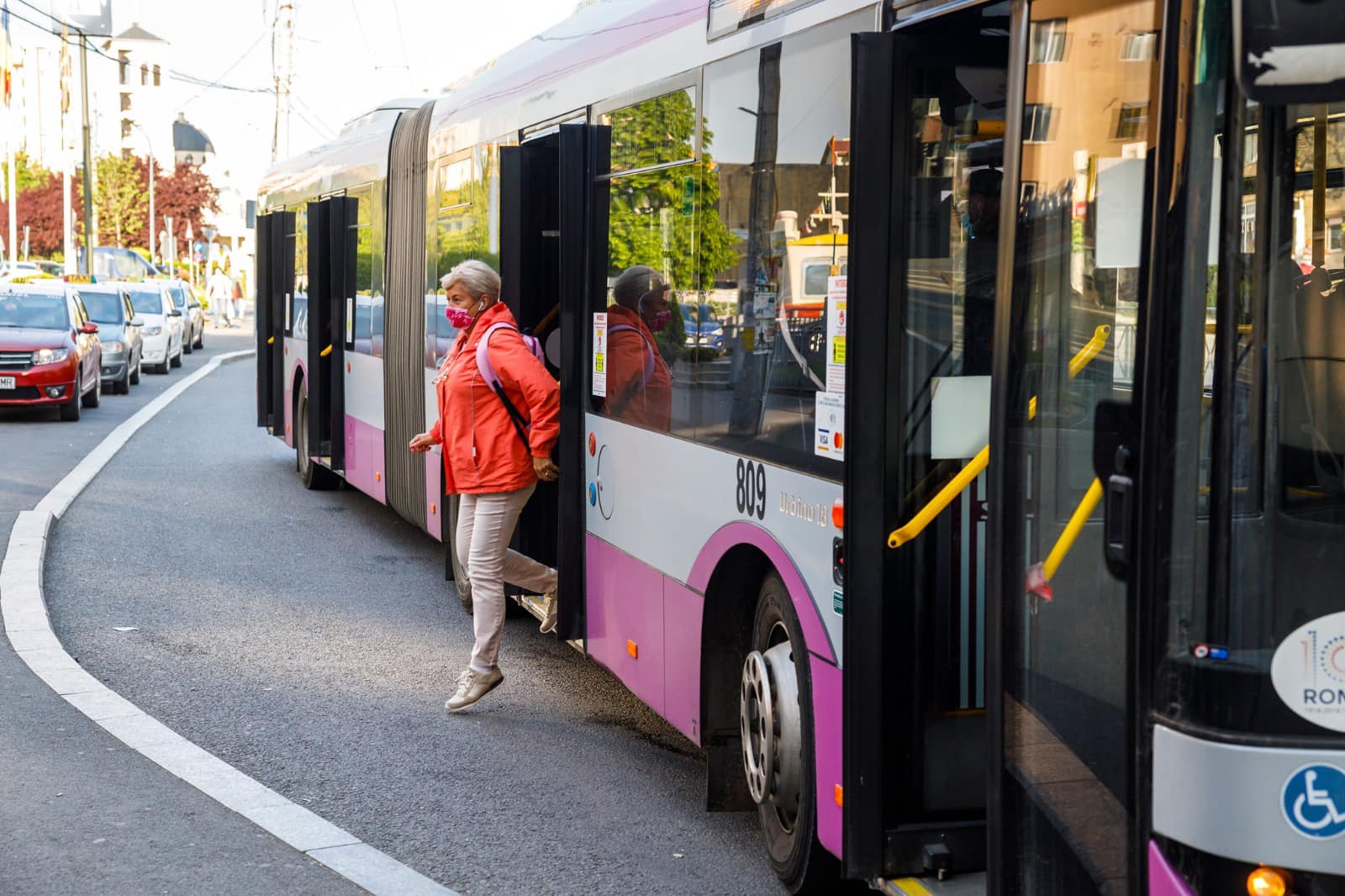 Patru stații de autobuz de pe Bulevardul 21 Decembrie vor fi mutate. Foto: Facebook/ Emil Boc.