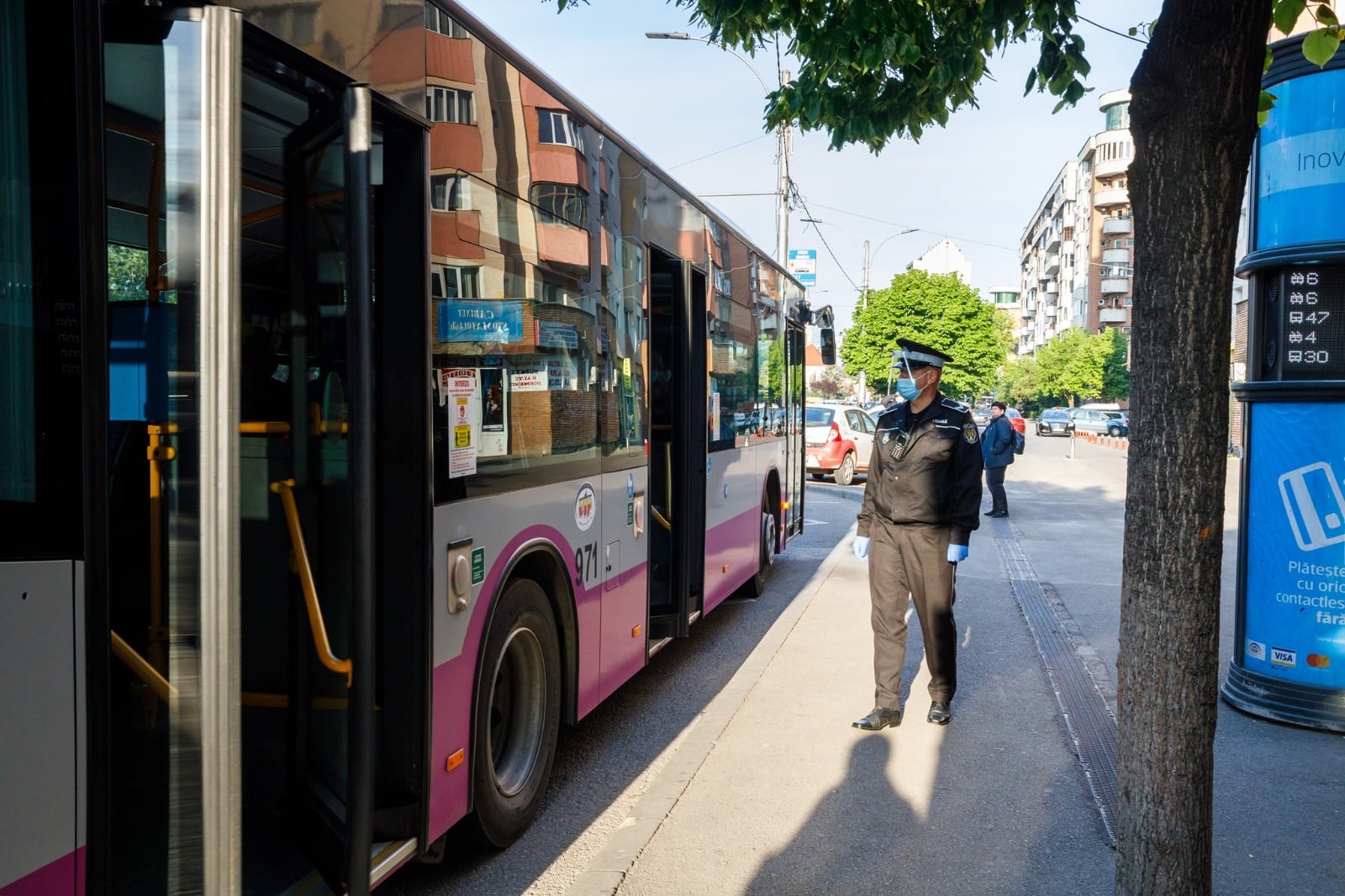 Atenție la hoții din autobuze! Doi bărbați din Cluj-Napoca au profitat de neatenţia unei femei şi i-au furat telefonul mobil