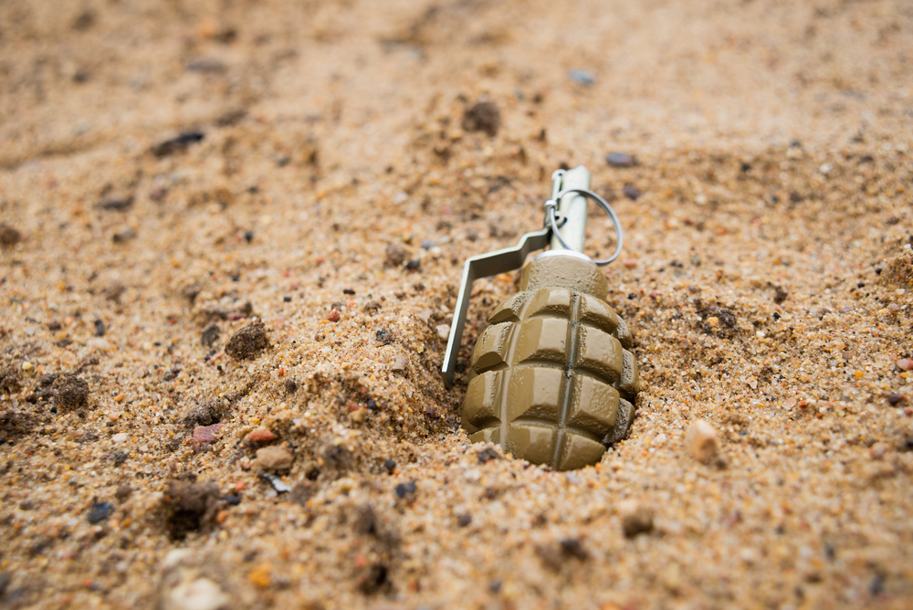 Grenadă de mână pe fundal de nisip/ Sursă foto: depositphotos.com