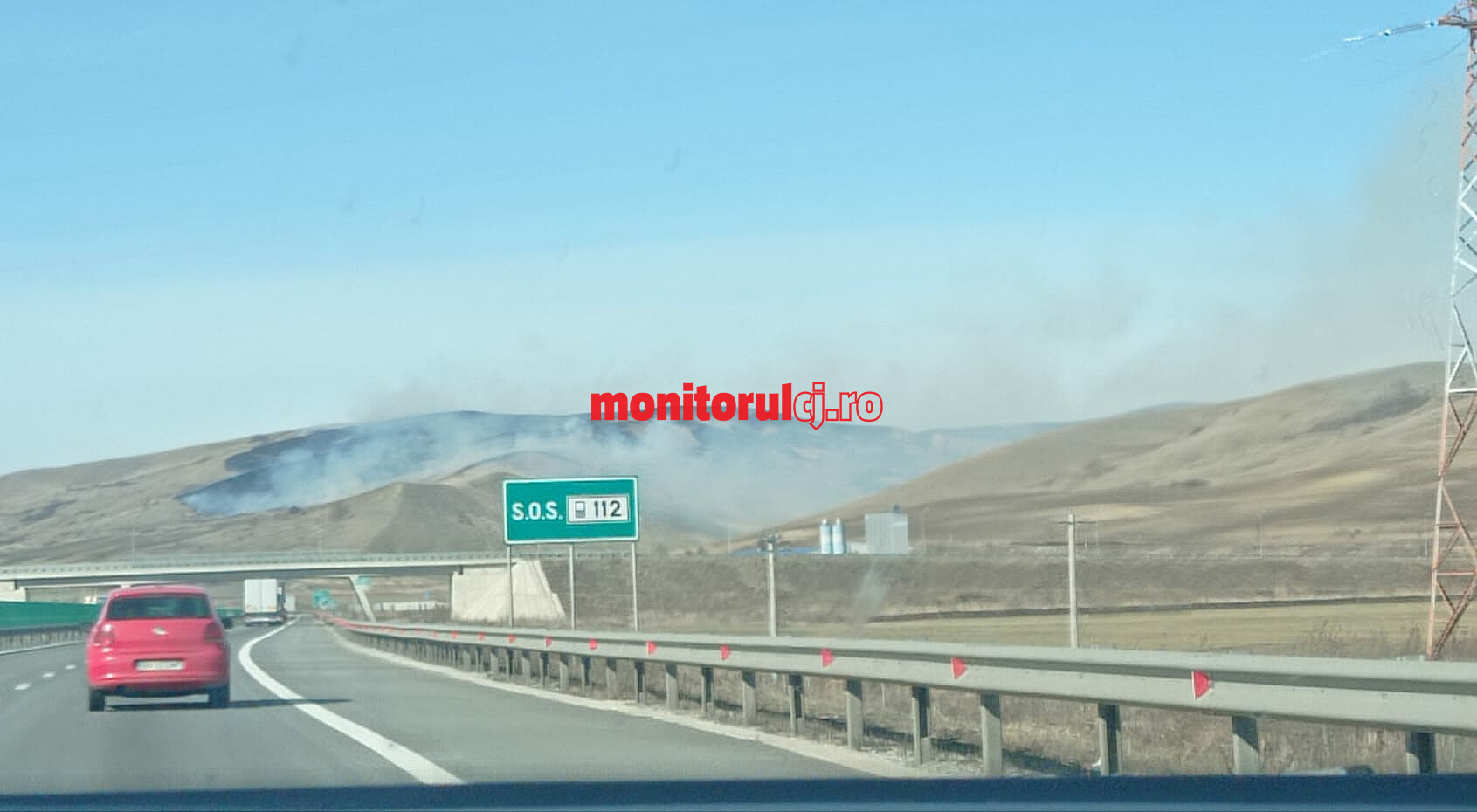 Incendiu de vegetație surprins la intrarea în județul Cluj, dinspre Alba/ Sursă foto: Monitorul de Cluj