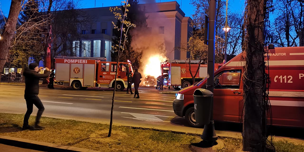 O mașină a lovit ambasada Rusiei din București. FOTO: Facebook - Tudor Bogdan Teodorescu