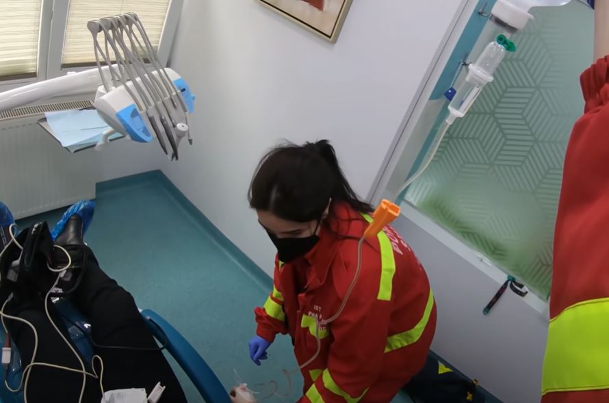 Intervenție de urgență în cabinetul stomatologic, la o pacientă anesteziată/ Sursă foto: captură ecran - VIDEO Paul Oargă