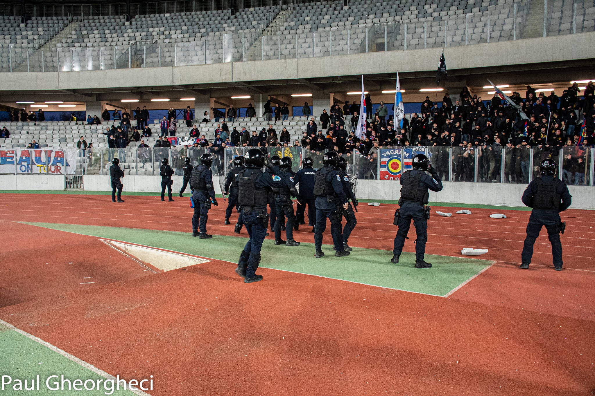 Fanii celor de la CSA Steaua, într-o dispută cu jandarmii clujeni. FOTO: Paul Gheorgheci/ Monitorul de Cluj