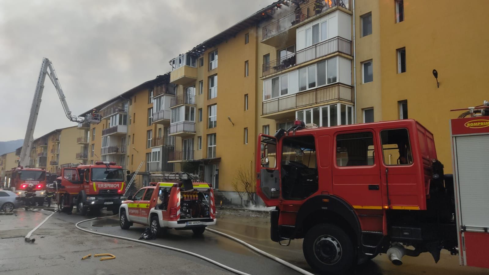 Opt apartamente, distruse în urma incendiului din Florești. Foto: ISU Cluj.