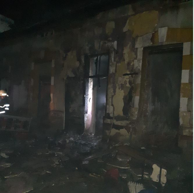 O clădire din Turda a ars la miezul nopții! Casa a fost distrusă în incendiu. FOTO