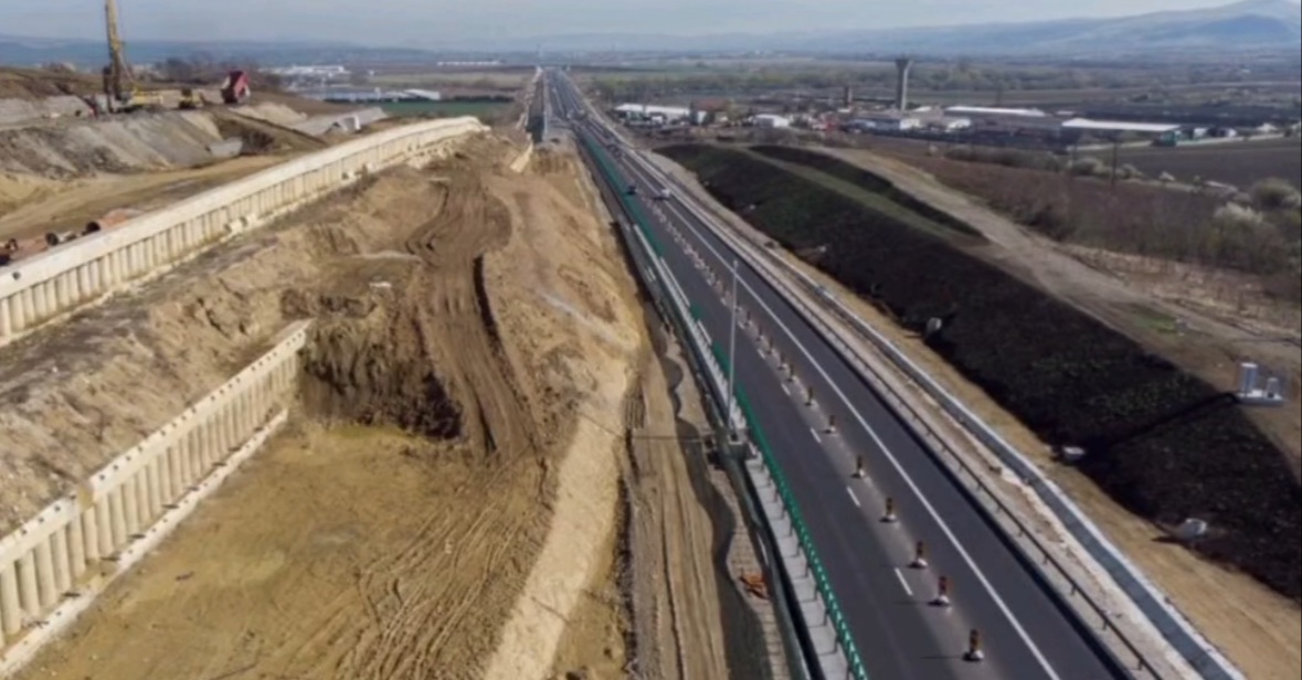 Au început lucrările pe Lotul 2 al autostrăzii Sebeș-Turda, în zona alunecării de la dealul Oiejdea. Foto: Captură ecran video Facebook/ DRDP Cluj.