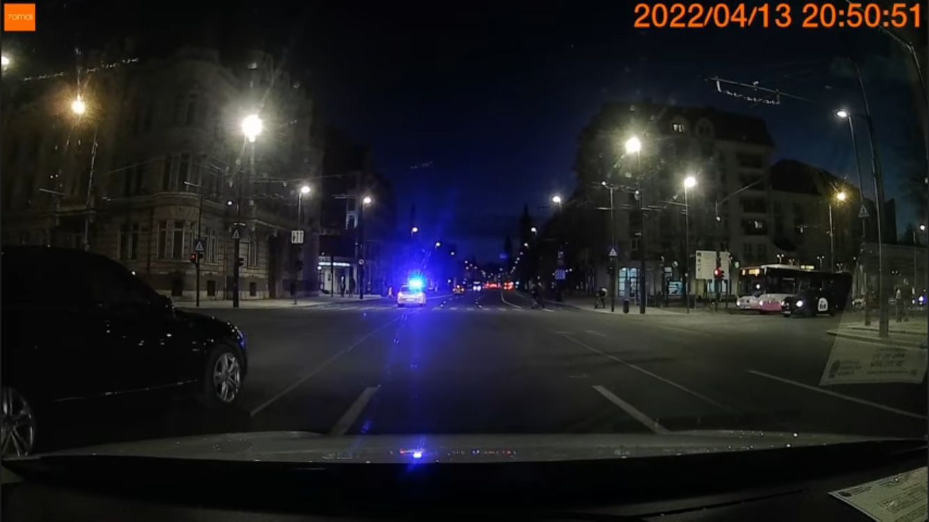 Un șofer trece pe roșu sub ochii polițiștilor din Cluj-Napoca