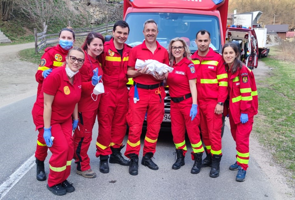 Paramedicii au ajutat la nașterea micuței/ Sursă foto: ISU Cluj