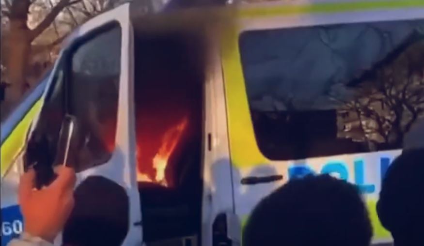 9 polițiști răniți într-un protest împotriva extremei drepte, în Suedia. Mașini de poliție, incendiate/ captură ecran - Twitter Breaking News 24/7