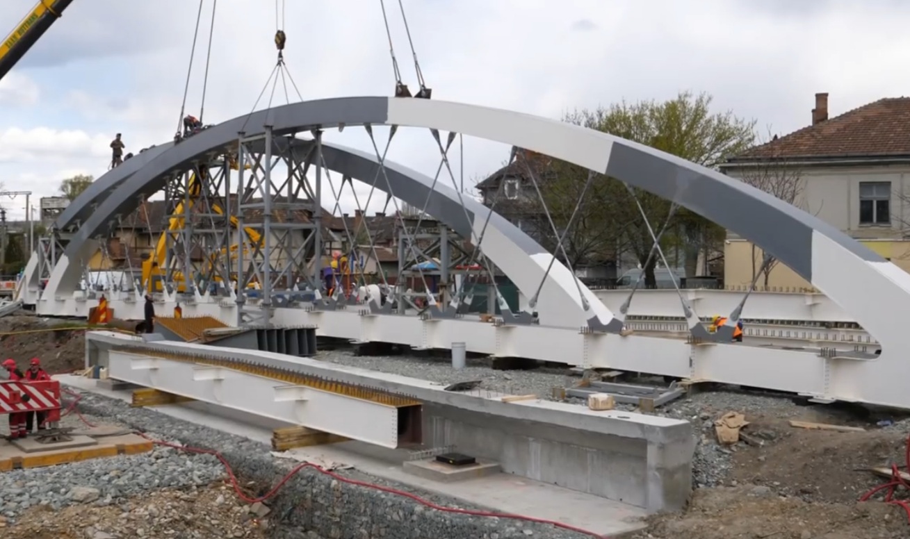 A fost montat primul arc la Podul Răsăritului. Foto: Captură ecran video Facebook Emil Boc.