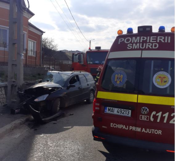 Accident grav în Aghireșu-Fabrici! Un tânăr de 20 de ani s-a izbit cu mașina de stâlp și a ajuns la spital