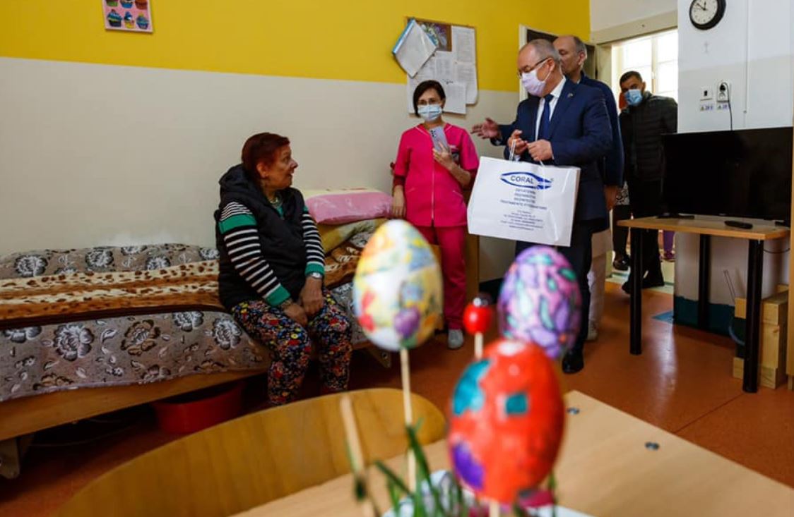 Cadouri pentru vârstnicii de la Centrul de Îngrijire din Cluj-Napoca. Boc: „A fost emoționant”