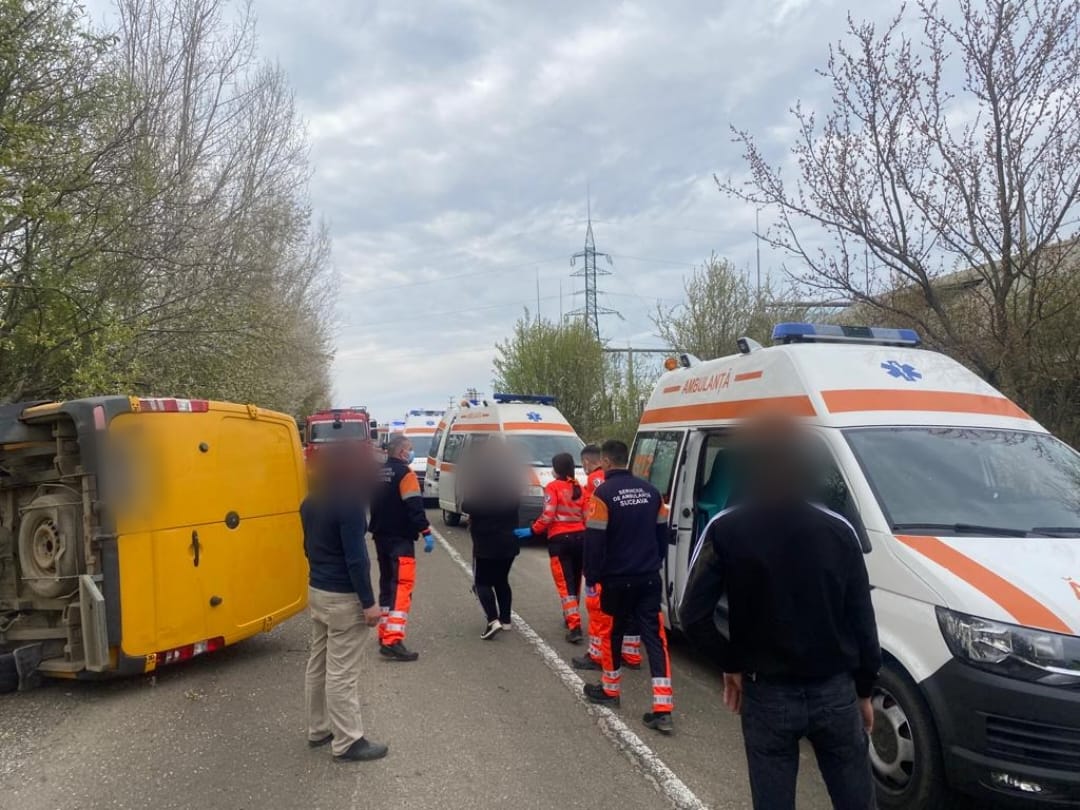 Cinci copii și un adult, transportați de urgență la spital după ce s-au răsturnat cu un microbuz, în Suceava