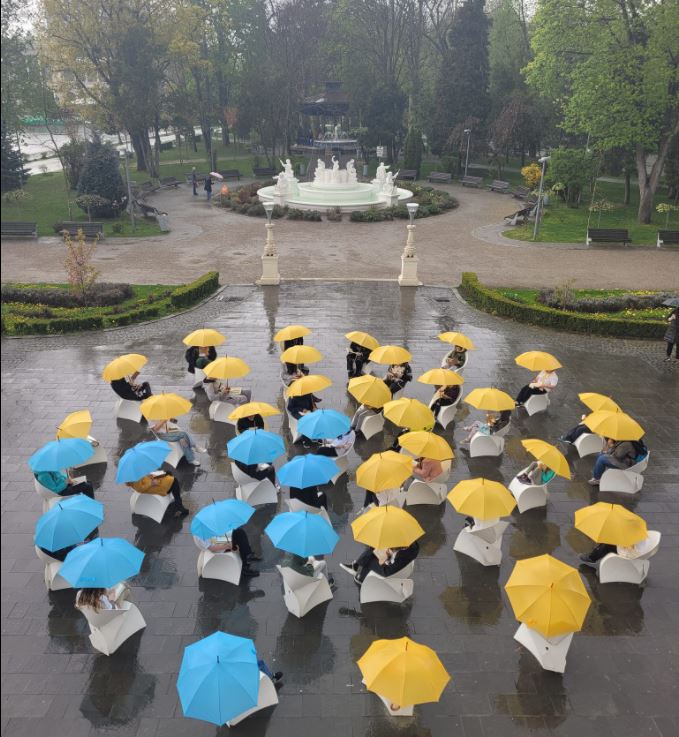 Clujenii au ieșit să citească în Parcul Central sub umbrele, de Ziua Europeană a Cărții / foto: Facebook - Florin Moroșanu