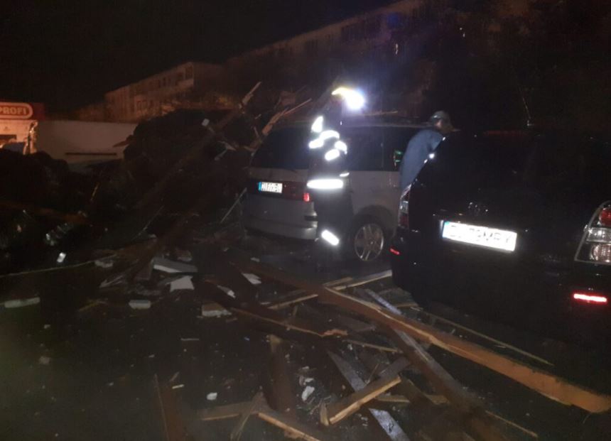 21 de mașini, distruse după ce acoperișurile a trei blocuri din Craiova au căzut peste ele / foto:  editie.ro