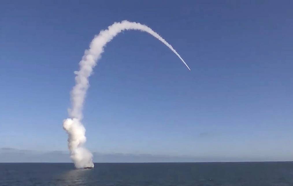 Rusia anunță lansarea rachetelor Kalibr de pe submarin contra unor obiective militare din Ucraina/ Foto: The Russian Defense Ministry/TASS