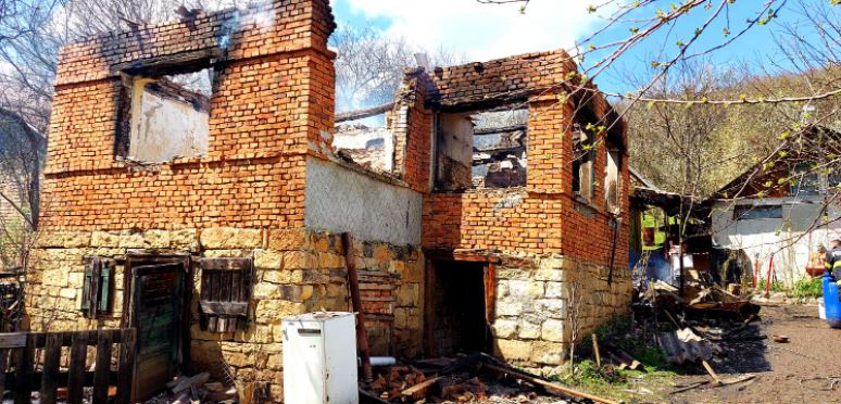 O casă din localitatea Panticeu, distrusă de flăcări / FOTO: ISU Cluj