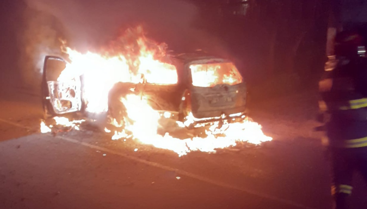 Mașină cuprinsă în totalitate de flăcări. Foto: ISU Cluj.